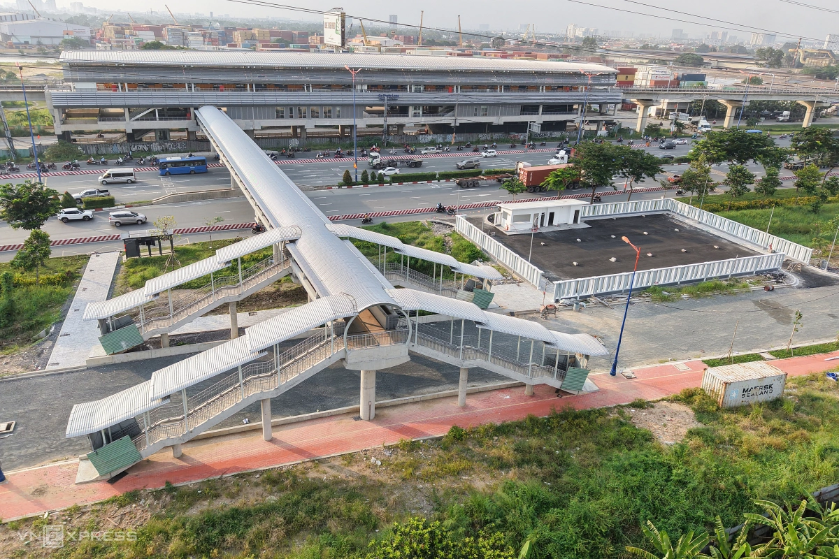 Cầu bộ hành - Dự án xây dựng đường sắt đô thị Tuyến metro HCM line 1.